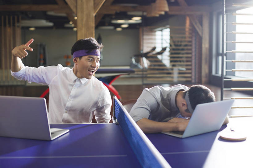 东方人,成年人,两个人,同事,商务人士,商务男性,办公室,笑,微笑,露齿笑,横图,室内,白天,正面,衬衫,锻炼,商务,游戏,快乐,兴奋,失败,幸福,骄傲,成功,比赛,运动,合作,团队,集体,信心,竞争,笔记本电脑,互联网,技术,城市,建筑,北京,中国,亚洲,对抗,敲打,套装,欢呼,沮丧,庆祝,乒乓球拍,乒乓球桌,球拍,竞技运动,玩,娱乐,输入,运动器械,现代,队伍,刺激,打字,手势,张嘴,职业,休闲,概念,健康,表情,健身器械,办公大楼,活力,金融,创意,摄影,生活方式,经济,点击,失望,幽默,敲击,创造力,领导,享乐,体育运动,企业,公司,成就,消极,决心,爱好,商务装,便携式,健身器材,进攻,反差,合伙,领袖,发卡,挑战,张大嘴巴,贸易,工薪阶层,东亚,陪同,敌对,挫败,悲哀,无线电技术,技能,陪伴,获胜,体育,乒乓球,按键,计算机,男人,男性,年轻男性,亚洲人,中国人,年轻人,白领,上班族,张开嘴,休闲活动,坐着,半身,彩图,衬衣,健身,欢乐,商业,运动器材,办公室职员,打手势,计算机游戏,伴随