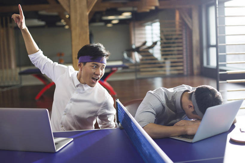 东方人,成年人,两个人,同事,商务人士,商务男性,办公室,笑,微笑,露齿笑,横图,室内,白天,正面,衬衫,锻炼,商务,游戏,快乐,兴奋,失败,幸福,骄傲,成功,比赛,运动,合作,团队,集体,信心,竞争,笔记本电脑,互联网,技术,城市,建筑,北京,中国,亚洲,对抗,敲打,套装,欢呼,沮丧,庆祝,乒乓球拍,乒乓球桌,球拍,竞技运动,玩,娱乐,输入,运动器械,现代,队伍,刺激,打字,手势,张嘴,职业,休闲,概念,健康,表情,健身器械,办公大楼,活力,金融,创意,摄影,生活方式,经济,点击,失望,幽默,敲击,创造力,领导,享乐,体育运动,企业,公司,成就,消极,决心,爱好,商务装,便携式,健身器材,进攻,反差,合伙,领袖,发卡,挑战,张大嘴巴,贸易,工薪阶层,东亚,陪同,敌对,挫败,悲哀,无线电技术,技能,陪伴,获胜,体育,乒乓球,按键,计算机,男人,男性,年轻男性,亚洲人,中国人,年轻人,白领,上班族,张开嘴,休闲活动,坐着,半身,彩图,衬衣,健身,欢乐,商业,运动器材,办公室职员,打手势,计算机游戏,伴随