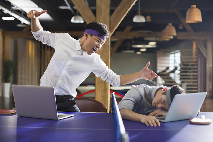 东方人,成年人,两个人,同事,商务人士,商务男性,办公室,笑,微笑,露齿笑,横图,室内,白天,正面,衬衫,锻炼,商务,游戏,快乐,兴奋,失败,幸福,骄傲,成功,比赛,运动,合作,团队,集体,信心,竞争,笔记本电脑,互联网,技术,城市,建筑,北京,中国,亚洲,对抗,敲打,套装,欢呼,沮丧,庆祝,乒乓球拍,乒乓球桌,球拍,竞技运动,玩,娱乐,输入,运动器械,现代,队伍,刺激,打字,手势,站着,张嘴,职业,休闲,概念,健康,表情,健身器械,办公大楼,活力,金融,创意,摄影,生活方式,经济,点击,失望,幽默,敲击,创造力,领导,享乐,体育运动,企业,公司,成就,消极,决心,爱好,商务装,便携式,健身器材,进攻,反差,合伙,领袖,发卡,挑战,张大嘴巴,贸易,工薪阶层,东亚,陪同,敌对,挫败,悲哀,无线电技术,技能,陪伴,获胜,体育,乒乓球,按键,计算机,男人,男性,年轻男性,亚洲人,中国人,年轻人,白领,上班族,张开嘴,休闲活动,坐着,半身,彩图,衬衣,健身,欢乐,商业,运动器材,办公室职员,打手势,计算机游戏,伴随