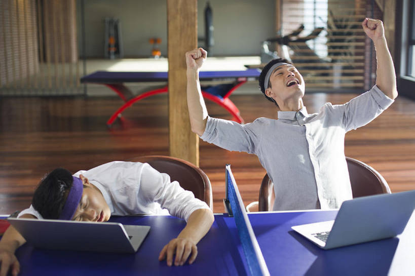 东方人,成年人,两个人,同事,商务人士,商务男性,办公室,笑,微笑,露齿笑,横图,室内,白天,正面,衬衫,锻炼,商务,游戏,快乐,兴奋,失败,幸福,骄傲,成功,比赛,运动,合作,团队,集体,信心,竞争,笔记本电脑,互联网,技术,城市,建筑,北京,中国,亚洲,对抗,敲打,套装,欢呼,沮丧,庆祝,乒乓球拍,乒乓球桌,球拍,竞技运动,玩,娱乐,输入,运动器械,现代,队伍,刺激,打字,手势,张嘴,职业,休闲,概念,健康,表情,健身器械,办公大楼,活力,金融,创意,摄影,生活方式,经济,点击,失望,幽默,敲击,创造力,领导,享乐,体育运动,企业,公司,成就,消极,决心,爱好,商务装,便携式,健身器材,进攻,反差,合伙,领袖,发卡,挑战,张大嘴巴,贸易,工薪阶层,东亚,陪同,敌对,挫败,悲哀,无线电技术,技能,陪伴,获胜,体育,乒乓球,按键,计算机,男人,男性,年轻男性,亚洲人,中国人,年轻人,白领,上班族,张开嘴,休闲活动,坐着,半身,彩图,衬衣,健身,欢乐,商业,运动器材,办公室职员,打手势,计算机游戏,伴随