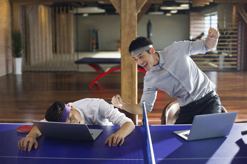 东方人,成年人,两个人,同事,商务人士,商务男性,办公室,笑,微笑,露齿笑,横图,室内,白天,正面,衬衫,锻炼,商务,游戏,快乐,兴奋,失败,幸福,骄傲,成功,比赛,运动,合作,团队,集体,信心,竞争,笔记本电脑,互联网,技术,城市,建筑,北京,中国,亚洲,对抗,敲打,套装,欢呼,沮丧,庆祝,乒乓球拍,乒乓球桌,球拍,竞技运动,玩,娱乐,输入,运动器械,现代,队伍,刺激,打字,手势,站着,张嘴,职业,休闲,概念,健康,表情,健身器械,办公大楼,活力,金融,创意,摄影,生活方式,经济,点击,失望,幽默,敲击,创造力,领导,享乐,体育运动,企业,公司,成就,消极,决心,爱好,商务装,便携式,健身器材,进攻,反差,合伙,领袖,发卡,挑战,张大嘴巴,贸易,工薪阶层,东亚,陪同,敌对,挫败,悲哀,无线电技术,技能,陪伴,获胜,体育,乒乓球,按键,计算机,男人,男性,年轻男性,亚洲人,中国人,年轻人,白领,上班族,张开嘴,休闲活动,坐着,彩图,衬衣,健身,欢乐,商业,运动器材,办公室职员,打手势,计算机游戏,伴随