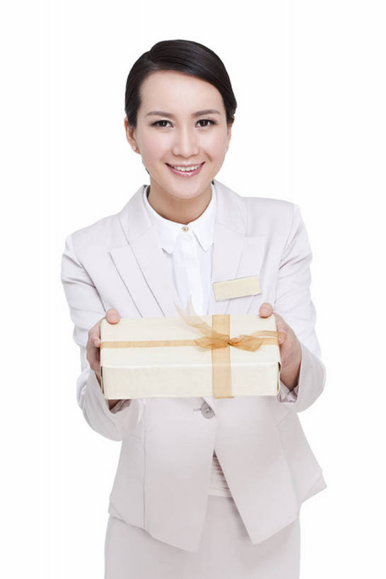 东方人,成年人,一个人,商务人士,服务员,商务女性,笑,微笑,露齿笑,竖图,留白,白色背景,正面,商务,快乐,幸福,热情,信心,礼物,北京,中国,亚洲,仅一个年轻女性,仅一个女性,仅一个人,套装,正装,拿着,注视,观察,看,职业,服务,摄影,影棚,观看,礼节,察看,高雅,优美,享乐,经理,关注,摄影棚,肖像,激励,商务装,工薪阶层,东亚,胸卡,尊敬,年轻女性,女人,女性,亚洲人,中国人,年轻人,白领,服务生,上班族,侍者,半身,彩图,影棚拍摄,欢乐,拍摄,给予,魅力,办公室职员,bj175