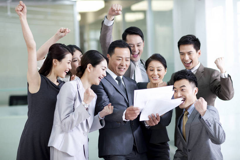 东方人,成年人,中年人,老年人,同事,商务人士,商务男性,商务女性,办公室,举,笑,微笑,露齿笑,横图,室内,白天,正面,衬衫,商务,快乐,兴奋,幸福,成功,合作,团队,集体,信心,技术,北京,中国,亚洲,套装,正装,欢呼,文件,领带,许多人,拿着,现代,队伍,刺激,托,一群人,职业,办公大楼,摄影,生长,生活方式,技巧,领导,享乐,经理,企业,公司,成就,手艺,商务装,合伙,领袖,工薪阶层,渴望,东亚,完成,技能,技艺,获胜,团结,老年男性,老年女性,男人,男性,年轻男性,年轻女性,女人,女性,中年男性,亚洲人,中国人,年轻人,白领,上班族,举起,举手,举着,向上举,向上伸,向上托,彩图,衬衣,欢乐,妙技,办公室职员,本领,首席执行官,好消息,bj175