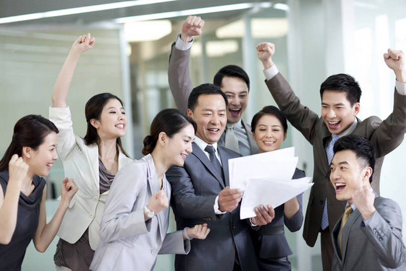 东方人,成年人,中年人,老年人,同事,商务人士,商务男性,商务女性,办公室,举,笑,微笑,露齿笑,横图,室内,白天,正面,衬衫,商务,快乐,兴奋,幸福,成功,合作,团队,集体,信心,技术,北京,中国,亚洲,套装,正装,欢呼,文件,领带,许多人,拿着,现代,队伍,刺激,托,一群人,职业,办公大楼,摄影,生长,生活方式,技巧,领导,享乐,经理,企业,公司,成就,手艺,商务装,合伙,领袖,工薪阶层,渴望,东亚,完成,技能,技艺,获胜,团结,老年男性,老年女性,男人,男性,年轻男性,年轻女性,女人,女性,中年男性,亚洲人,中国人,年轻人,白领,上班族,举起,举手,举着,向上举,向上伸,向上托,半身,彩图,衬衣,欢乐,妙技,办公室职员,本领,首席执行官,好消息,bj175