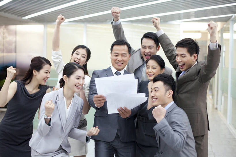 东方人,成年人,中年人,老年人,同事,商务人士,商务男性,商务女性,办公室,举,笑,微笑,露齿笑,横图,室内,白天,正面,衬衫,商务,快乐,兴奋,幸福,成功,合作,团队,集体,信心,签字,技术,北京,中国,亚洲,套装,正装,欢呼,文件,领带,许多人,拿着,现代,队伍,刺激,托,一群人,职业,办公大楼,摄影,生长,生活方式,技巧,合同,领导,享乐,经理,企业,公司,成就,手艺,商务装,合伙,领袖,工薪阶层,东亚,完成,技能,技艺,获胜,团结,老年男性,老年女性,男人,男性,年轻男性,年轻女性,女人,女性,中年男性,亚洲人,中国人,年轻人,白领,上班族,举起,举手,举着,向上举,向上伸,向上托,彩图,衬衣,欢乐,妙技,办公室职员,本领,首席执行官,好消息,bj175