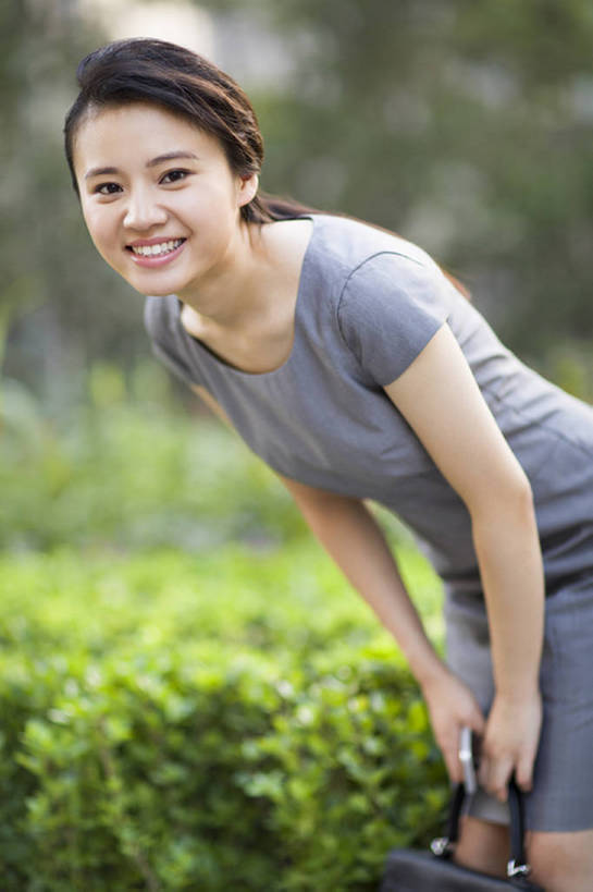 东方人,成年人,一个人,商务人士,商务女性,笑,微笑,露齿笑,竖图,室外,白天,侧面,商务,快乐,幸福,纯洁,骄傲,成功,信心,技术,北京,中国,亚洲,仅一个年轻女性,仅一个女性,仅一个人,弯腰,握,套装,正装,公文包,注视,现代,树,绿色,观察,看,职业,独立,活力,可爱,童年,童趣,握着,财富,摄影,观看,技巧,灌木,鞠躬,礼节,察看,享乐,成就,关注,智力,肖像,手艺,商务装,市区,工薪阶层,童真,渴望,东亚,烂漫,无邪,技能,技艺,天真,年轻女性,女人,女性,白种人,亚洲人,中国人,年轻人,白领,上班族,彩图,欢乐,妙技,办公室职员,本领,bj175