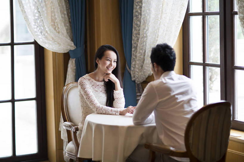 东方人,成年人,两个人,夫妻,宾馆,坐,笑,微笑,露齿笑,横图,室内,白天,正面,爱情,奢侈,快乐,幸福,窗户,桌子,酒店,北京,中国,亚洲,撑,豪华,浪漫,托腮,休闲装,娱乐,会所,背面,亲昵,托,休闲,温暖,温馨,面对面,恩爱,放松,约会,俱乐部,恋人,摄影,生活方式,酒家,华丽,旅社,和睦,高雅,享乐,托下巴,东亚,欧洲文化,陪同,富丽,华美,陪伴,异性恋,无忧无虑,男人,男性,年轻男性,年轻女性,女人,女性,亚洲人,中国人,年轻人,夫妇,情侣,休闲活动,手牵手,说话,半身,彩图,爱,欢乐,餐馆,客店,客栈,旅店,旅馆,商旅,伴侣,融洽,华侈,奢华,上层阶级,社交,挨着,伴随,bj175