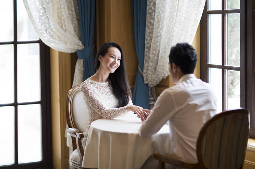 东方人,成年人,两个人,夫妻,宾馆,坐,笑,微笑,露齿笑,横图,室内,白天,正面,爱情,奢侈,快乐,幸福,窗户,桌子,酒店,北京,中国,亚洲,豪华,浪漫,休闲装,娱乐,会所,背面,亲昵,休闲,温暖,温馨,面对面,恩爱,放松,约会,俱乐部,恋人,摄影,生活方式,酒家,华丽,旅社,和睦,高雅,享乐,东亚,欧洲文化,陪同,富丽,华美,陪伴,异性恋,男人,男性,年轻男性,年轻女性,女人,女性,亚洲人,中国人,年轻人,夫妇,情侣,休闲活动,手牵手,说话,半身,彩图,爱,欢乐,餐馆,客店,客栈,旅店,旅馆,商旅,伴侣,融洽,华侈,奢华,上层阶级,社交,挨着,伴随,bj175