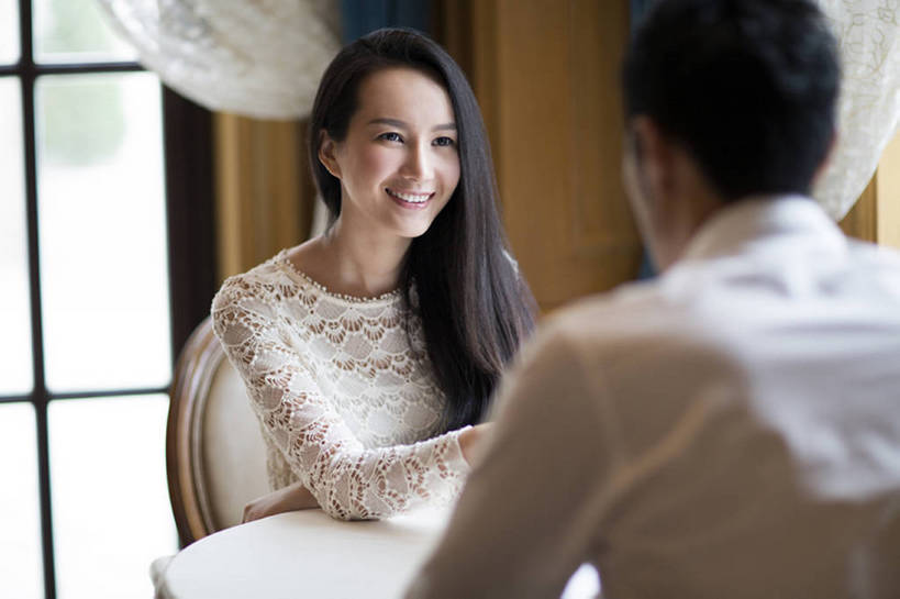 东方人,成年人,两个人,夫妻,宾馆,坐,笑,微笑,露齿笑,横图,室内,白天,正面,爱情,奢侈,快乐,幸福,窗户,桌子,酒店,北京,中国,亚洲,豪华,浪漫,休闲装,娱乐,会所,背面,亲昵,休闲,温暖,温馨,面对面,恩爱,放松,约会,俱乐部,恋人,摄影,生活方式,酒家,华丽,旅社,和睦,高雅,享乐,东亚,欧洲文化,陪同,富丽,华美,陪伴,异性恋,男人,男性,年轻男性,年轻女性,女人,女性,亚洲人,中国人,年轻人,夫妇,情侣,休闲活动,手牵手,说话,半身,彩图,爱,欢乐,餐馆,客店,客栈,旅店,旅馆,商旅,伴侣,融洽,华侈,奢华,上层阶级,社交,挨着,伴随,bj175