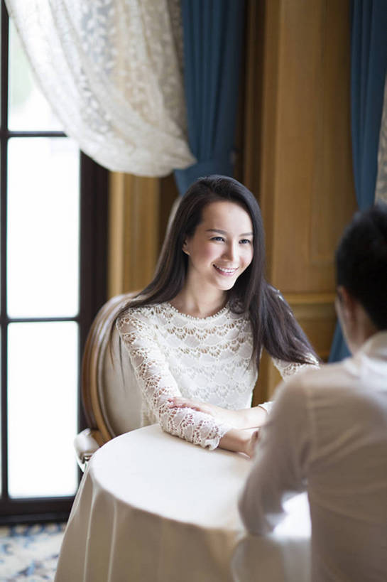 东方人,成年人,两个人,夫妻,宾馆,坐,笑,微笑,露齿笑,竖图,室内,白天,正面,爱情,奢侈,快乐,幸福,窗户,窗帘,桌子,酒店,北京,中国,亚洲,豪华,浪漫,休闲装,娱乐,会所,背面,亲昵,休闲,温暖,温馨,面对面,恩爱,放松,约会,俱乐部,恋人,摄影,生活方式,酒家,华丽,旅社,和睦,高雅,享乐,东亚,欧洲文化,陪同,富丽,华美,陪伴,异性恋,无忧无虑,男人,男性,年轻男性,年轻女性,女人,女性,亚洲人,中国人,年轻人,夫妇,情侣,休闲活动,说话,半身,彩图,爱,欢乐,餐馆,客店,客栈,旅店,旅馆,商旅,伴侣,融洽,华侈,奢华,上层阶级,社交,挨着,伴随,bj175