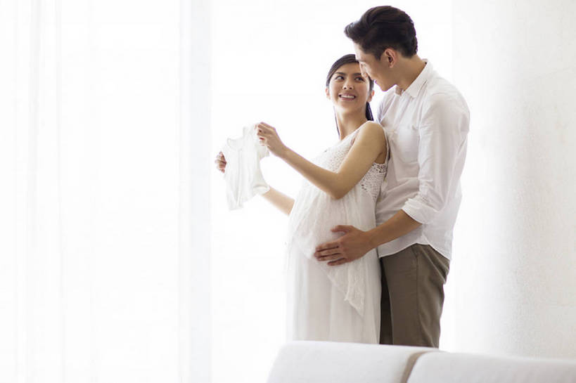 东方人,成年人,孕妇,两个人,家庭,夫妻,丈夫,妻子,父母,母亲,父亲,家,客厅,举,笑,微笑,露齿笑,横图,室内,白天,侧面,快乐,幸福,骄傲,窗户,窗帘,北京,中国,亚洲,握,准备,房屋,扭头,注视,休闲装,婴儿装,夏天,观察,看,站着,转头,休闲,健康,温暖,温馨,一家人,面对面,怀孕,放松,亲密,握着,摄影,生活方式,观看,希望,保护,和睦,察看,起居室,待产,孕妇装,关爱,关注,东亚,陪同,妊娠,准妈妈,陪伴,男人,男性,年轻男性,年轻女性,女人,女性,白种人,亚洲人,中国人,年轻人,情侣,产妇,休闲活动,拥抱,彩图,爱,欢乐,深情,融洽,伴随,bj175