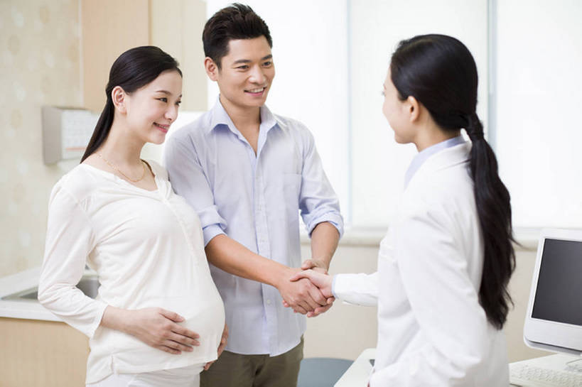 东方人,成年人,中年人,孕妇,腹部,三个人,丈夫,妻子,医生,病人,医院,握手,笑,微笑,露齿笑,横图,室内,白天,侧面,工作服,制服,快乐,感激,幸福,热情,技术,窗户,北京,中国,亚洲,准备,检查,工作,休闲装,现代,站着,医护人员,医疗人员,职业,面对面,怀孕,亲密,服务,摄影,技巧,支撑,体检,胎儿,享乐,待产,关爱,手艺,妇产科,东亚,实验服,陪同,可靠,妊娠,准妈妈,工作制服,责任,技能,技艺,陪伴,开端,信任,男人,男性,女人,女性,中年男性,中年女性,亚洲人,中国人,情侣,产妇,大夫,沟通,说话,半身,彩图,工作套服,欢乐,建议,妙技,本领,好消息,体格检查,伴随,妇产科医生,诊疗室,bj175